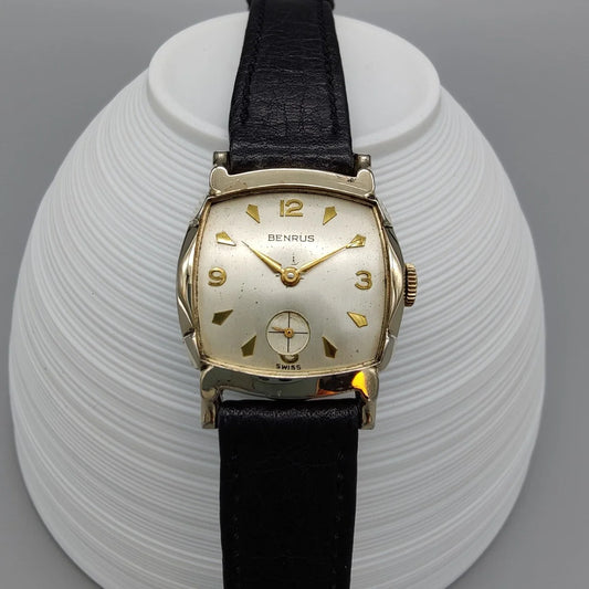 Boîtier authentique de la montre vintage Benrus Cushion Case Art Deco de 1950, mouvement manuel, cadran champagne.