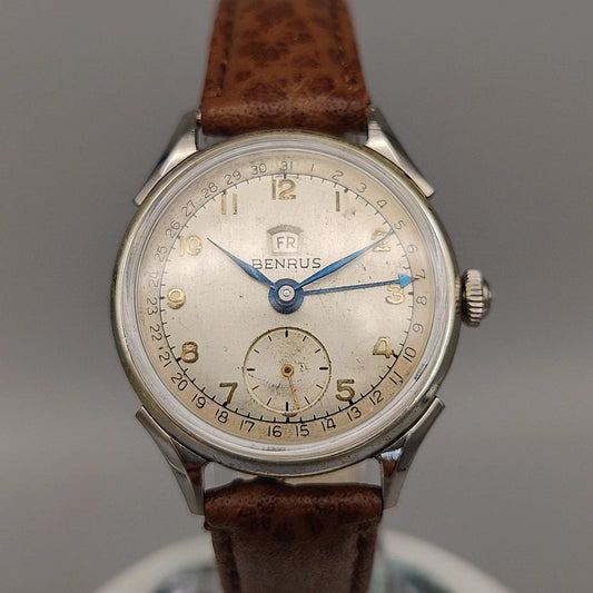 Vue détaillée du boîtier de la montre vintage Benrus Pointer Date 1950, 33mm, cadran argenté, mouvement manuel.