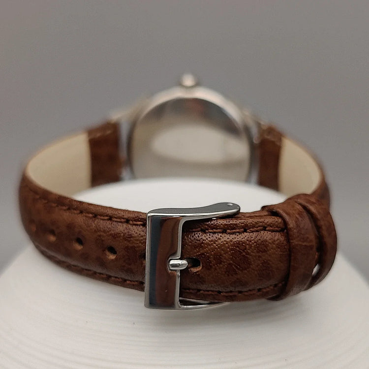 Fermoir authentique de la montre vintage Benrus Pointer Date de 1950. Détail clé pour les collectionneurs de montres.