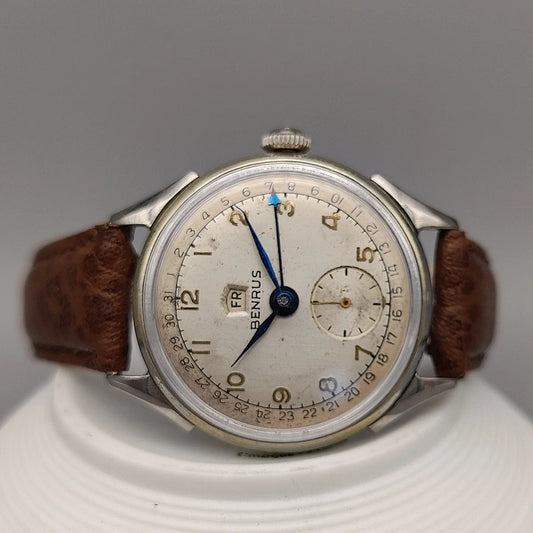 Benrus Pointer Date 1950, cadran argenté 33mm. Vue détaillée d'une montre vintage mécanique.
