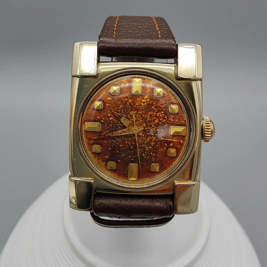 Boîtier montre vintage Benrus Series 2500 (1950) avec cadran dégradé. Détail authentique du mouvement manuel.