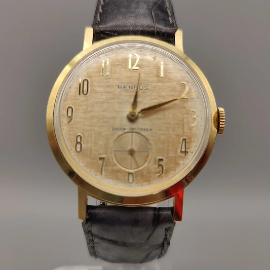 Vue rapprochée du boîtier de la montre vintage Benrus Shock-Absorber de 1955, mouvement manuel, cadran champagne.