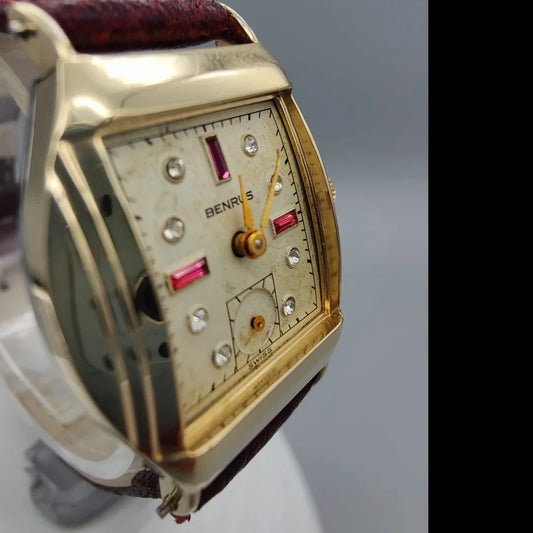 Couronne finement cannelée de la montre vintage Benrus Tonneau 1950, mouvement manuel, cadran crème. Élégance horlogère.