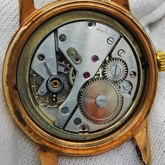 Mouvement manuel d'une montre vintage Breitling Genève 1955. Vue interne détaillée, cadran champagne.