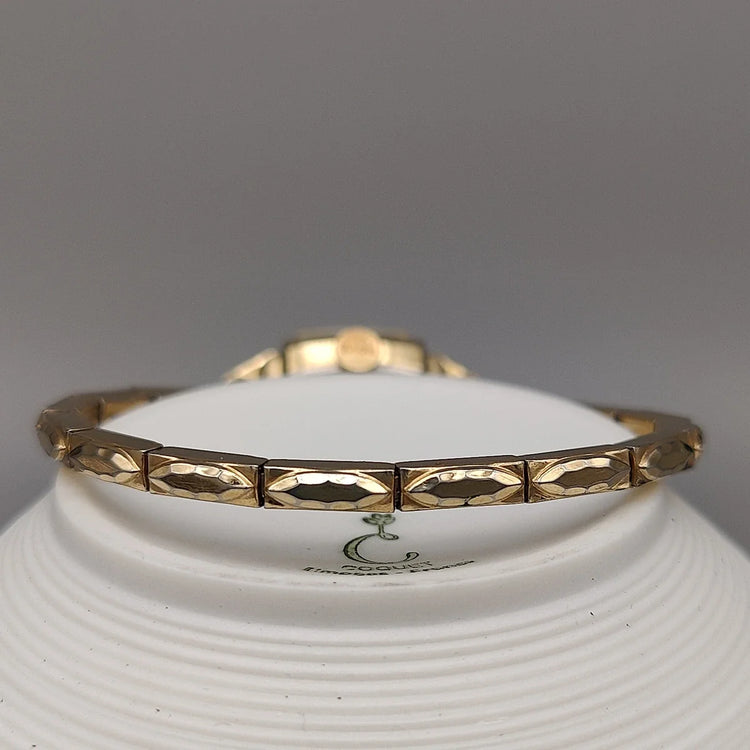 Montre vintage Bulova Cocktail Watch 1960, vue du bracelet. Élégance intemporelle pour femme.