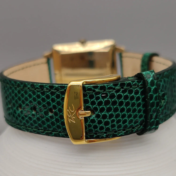 Fermoir détaillé d'une montre vintage Bulova Dress Watch 1960, un classique élégant et authentique.