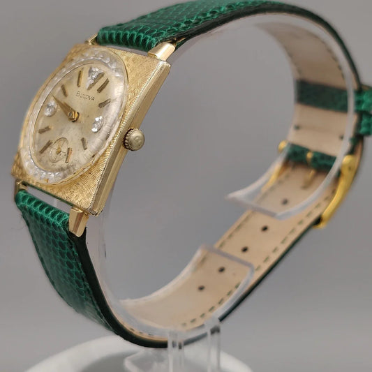 Bulova Dress Watch vintage 1960, cadran crème champagne. Vue détaillée de la couronne.