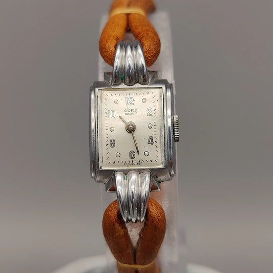 Montre vintage Cord Art Deco 1945, vue détaillée du boîtier argenté 16mm. Élégance intemporelle.