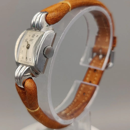 Vue détaillée de la couronne d'une montre vintage Cord Art Deco de 1945, mouvement manuel, cadran argenté.