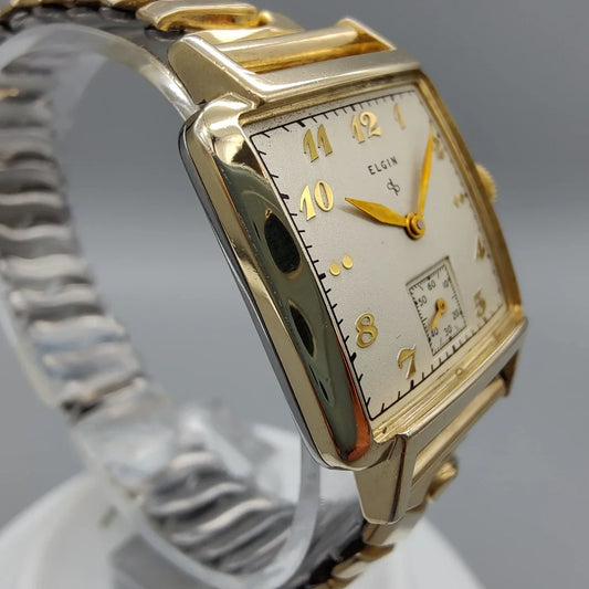 Vue détaillée de la couronne d'une montre vintage Elgin Durapower 1949, mouvement manuel, cadran champagne.