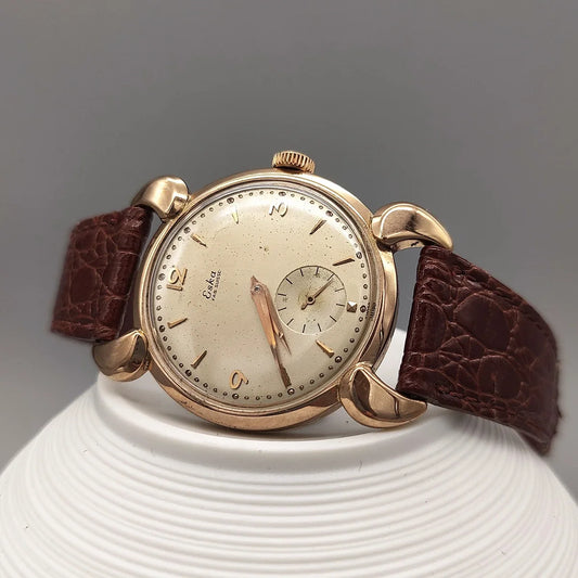 Boîtier de la montre vintage Eska Fab. Suisse de 1950, mouvement manuel, cadran crème. Une montre suisse classique.