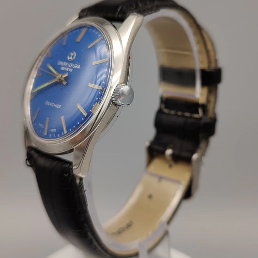 Favre-Leuba Seachief 1968, gros plan sur la couronne. Montre vintage à mouvement manuel, cadran bleu.
