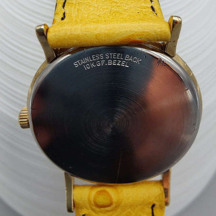 Montre vintage Girard-Perregaux Sea-Hawk 1960, cadran champagne, mouvement manuel. Photo sur fond.