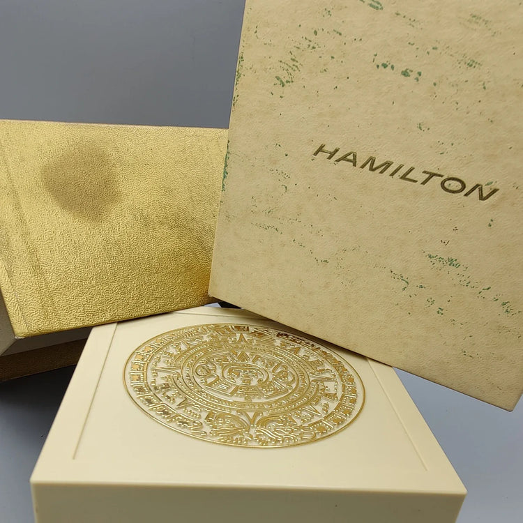 Montre Hamilton Electric vintage 1960, cadran crème, en photo lifestyle élégante.