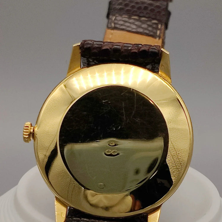 Montre vintage Jaeger-LeCoultre Classique automatique de 1980, cadran argenté, vue de fond.