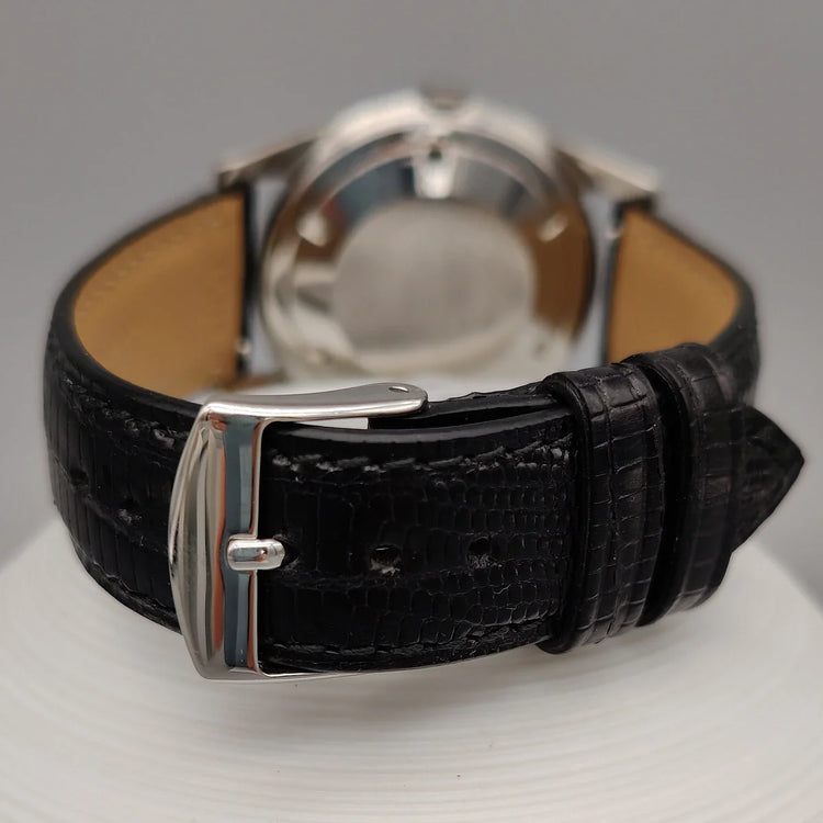 Fermoir de la montre vintage Le Phare Automatic Incabloc 1965. Détail élégant d'une montre automatique.