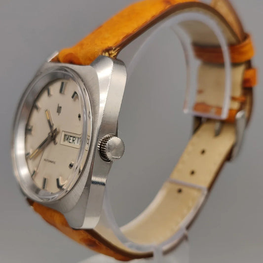 Détail de la couronne d'une montre Lip Automatic vintage 1974. Mouvement automatique, cadran champagne.