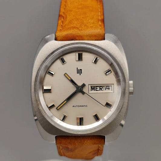 Vue détaillée du cadran champagne d'une montre Lip Automatic vintage de 1974, mouvement automatique. Une pièce iconique.