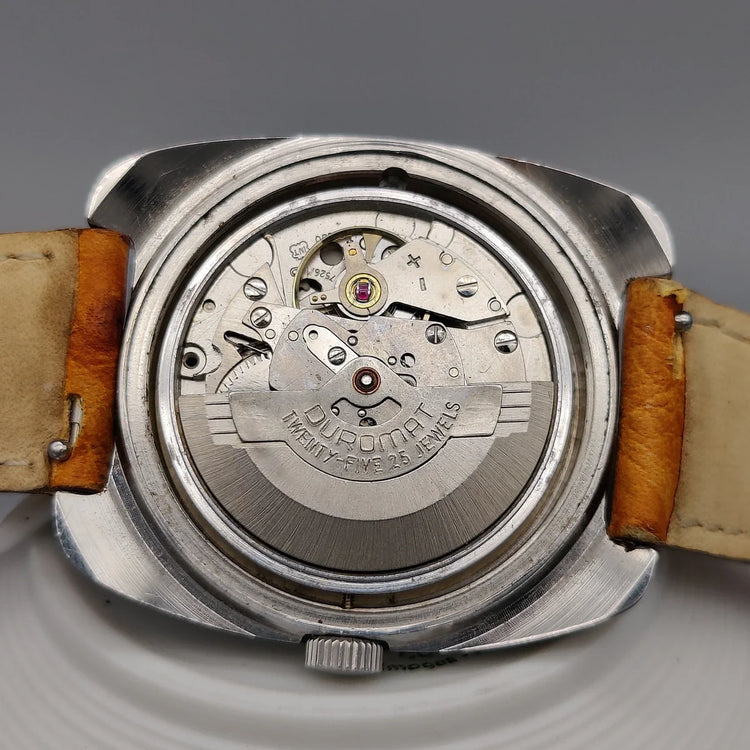 Mouvement détaillé de la montre Lip Automatic vintage de 1974. Précision mécanique automatique.