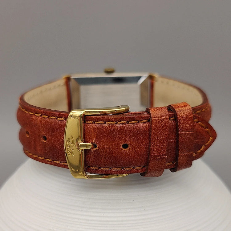 Fermoir authentique de la montre Lip Classique Rectangulaire 1972, cadran argenté. Mouvement manuel, montre vintage.