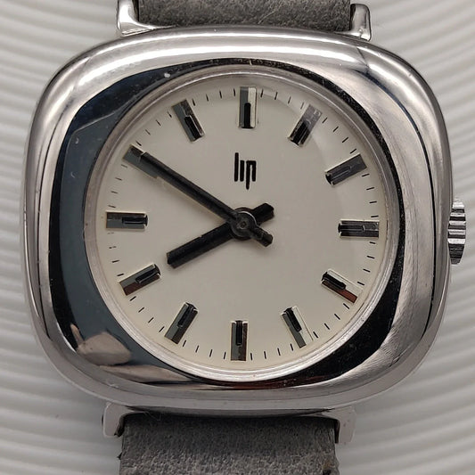 Vue détaillée du cadran de la montre vintage Lip TV Coussin de 1970, mouvement manuel, cadran crème/blanc cassé.