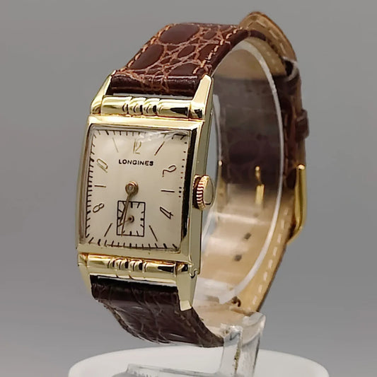 Couronne d'une montre Longines Art Deco Rectangular 1944. Détail vintage, cadran champagne, mouvement manuel. Montre Longines.