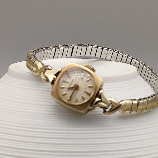 Cadran champagne détaillé d'une montre Longines Cocktail vintage de 1961, mouvement manuel.