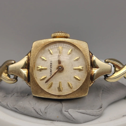 Boîtier de montre Longines Rectangular Dress Watch vintage des années 1950. Détail d'une montre Longines classique.