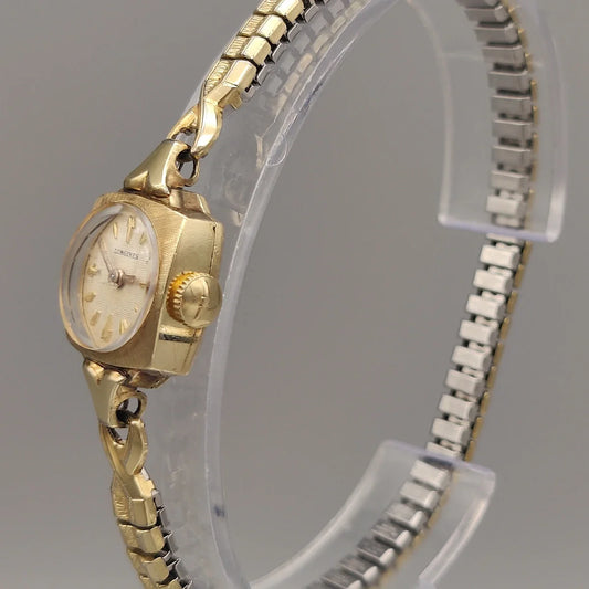 Détail de la couronne d'une montre Longines Rectangular Dress Watch vintage de 1950, cadran crème. Mouvement manuel.