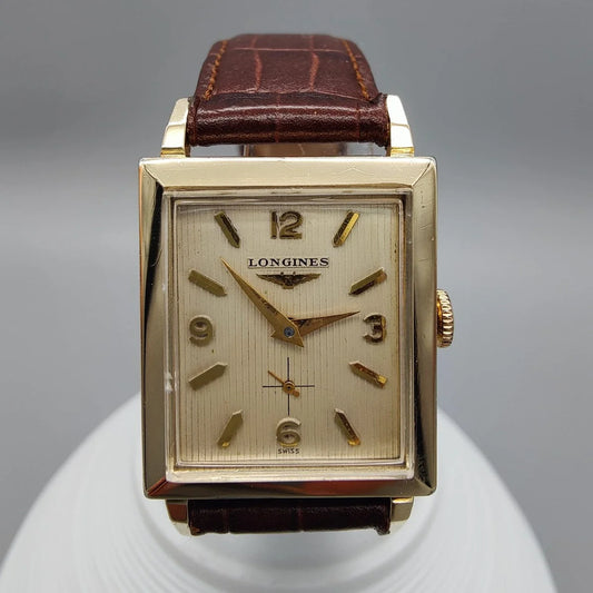 Longines Vintage Square 1955, vue détaillée du boîtier. Montre vintage à mouvement manuel, cadran champagne.