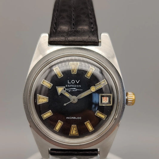 Boîtier de la montre vintage Lov Espadon 1970 à mouvement manuel, cadran noir, vue rapprochée.
