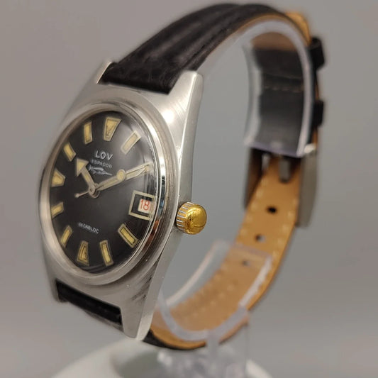 Couronne détaillée de la montre vintage Lov Espadon, année 1970, cadran noir. Une pièce horlogère manuelle.