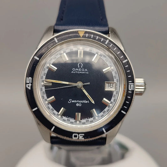 Cadran bleu d'une montre vintage Omega Seamaster 60 de 1968, mouvement automatique 37mm.
