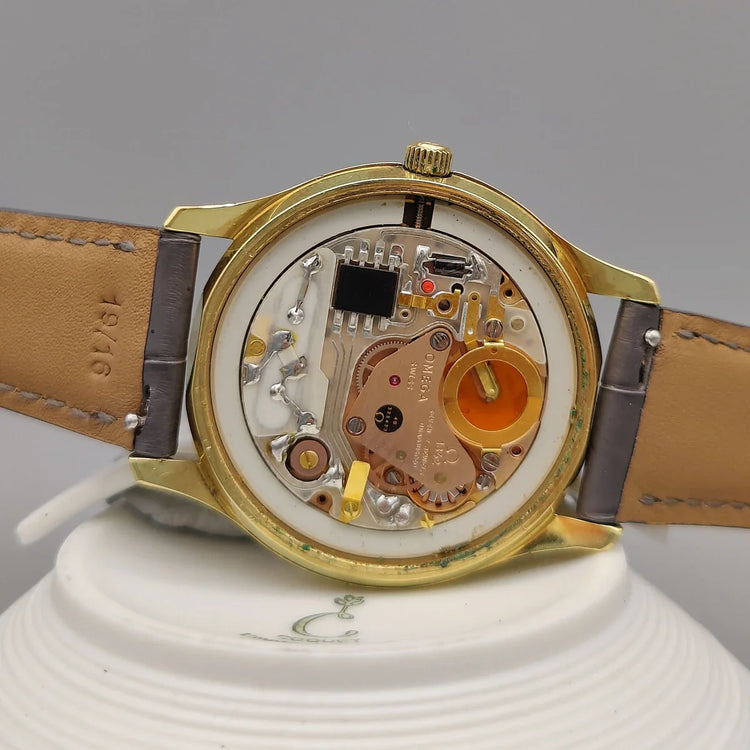 Mouvement automatique Omega Seamaster De Ville de 1965. Vue détaillée du calibre de cette montre vintage d'exception.