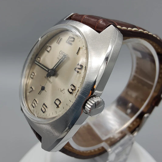 Couronne détaillée de la montre vintage Oris Antichoc de 1970, mouvement manuel, cadran champagne.