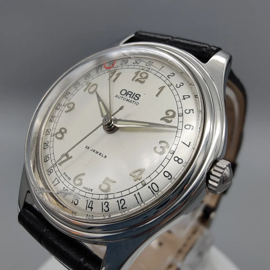 Oris Pointer-Date 1997 vintage, cadran crème, mouvement manuel. Détail de la lunette, parfait pour collectionneurs de montres vintage.