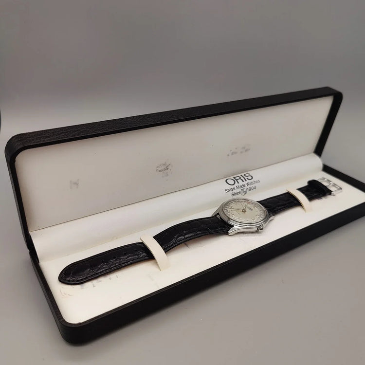 Montre Oris Pointer-Date vintage 1997, cadran crème, mouvement manuel. Photo lifestyle au poignet, style intemporel.
