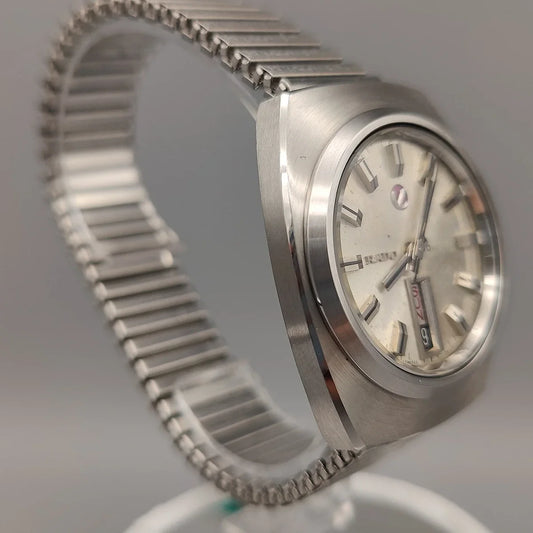 Vue de profil d'une montre Rado Voyager automatique vintage de 1975 avec cadran argenté.