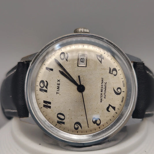 Vue du boîtier d'une montre automatique vintage Timex Automatic Water Resistant de 1973, cadran champagne.