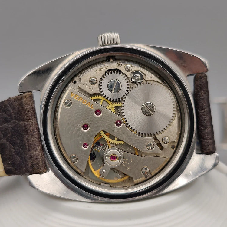 Mouvement manuel détaillé de la montre vintage Verdal Tour de France 1972, cadran bleu. Mécanisme horloger.