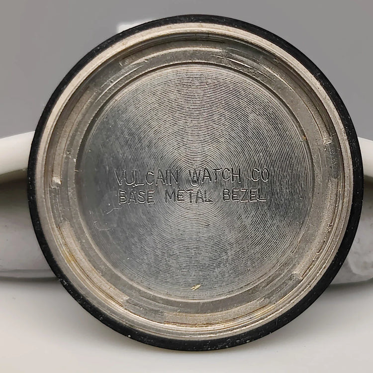 Montre vintage Vulcain Classic 1972, mouvement manuel, cadran bleu 26mm. Photo de détail sur fond. Montre femme.