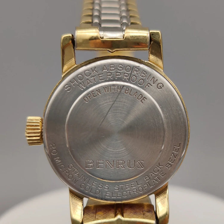 Montre vintage femme Benrus Cocktail 1955, cadran champagne, mouvement manuel. Vue sur fond.