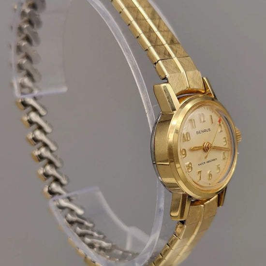 Vue détaillée de la couronne d'une montre vintage Benrus Cocktail de 1955, cadran champagne, mouvement manuel.