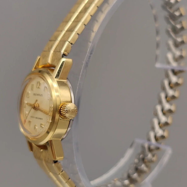 Couronne finement gravée de la Benrus Cocktail 1955, une montre vintage manuelle au cadran champagne.