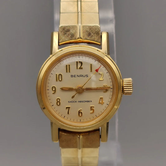 Cadran détaillé d'une montre vintage Benrus Cocktail de 1955 à remontage manuel, cadran champagne.