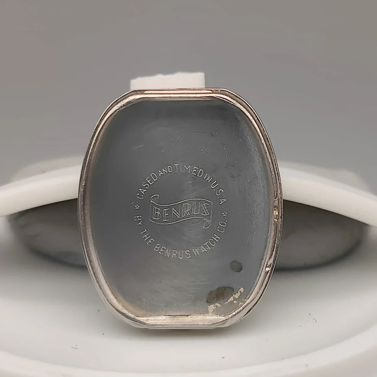 Benrus Cocktail Watch vintage 1955, cadran champagne, mouvement manuel. Montre femme élégante, photo de fond détaillée.