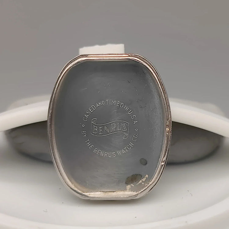 Benrus Cocktail Watch vintage 1955, cadran champagne, mouvement manuel. Montre femme élégante, photo de fond détaillée.