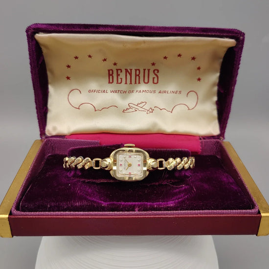 Vue détaillée du boîtier d'une montre Benrus Cocktail Watch de 1955. Élégance vintage et design classique.