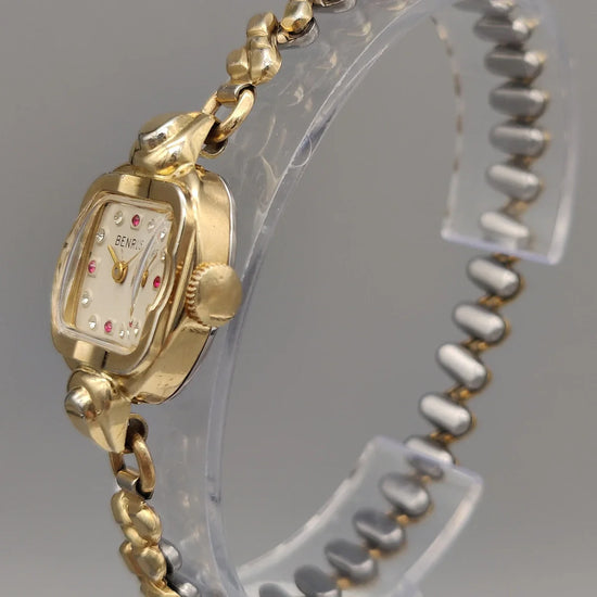 Vue détaillée de la couronne d'une montre vintage Benrus Cocktail Watch de 1955, un bijou pour femme.