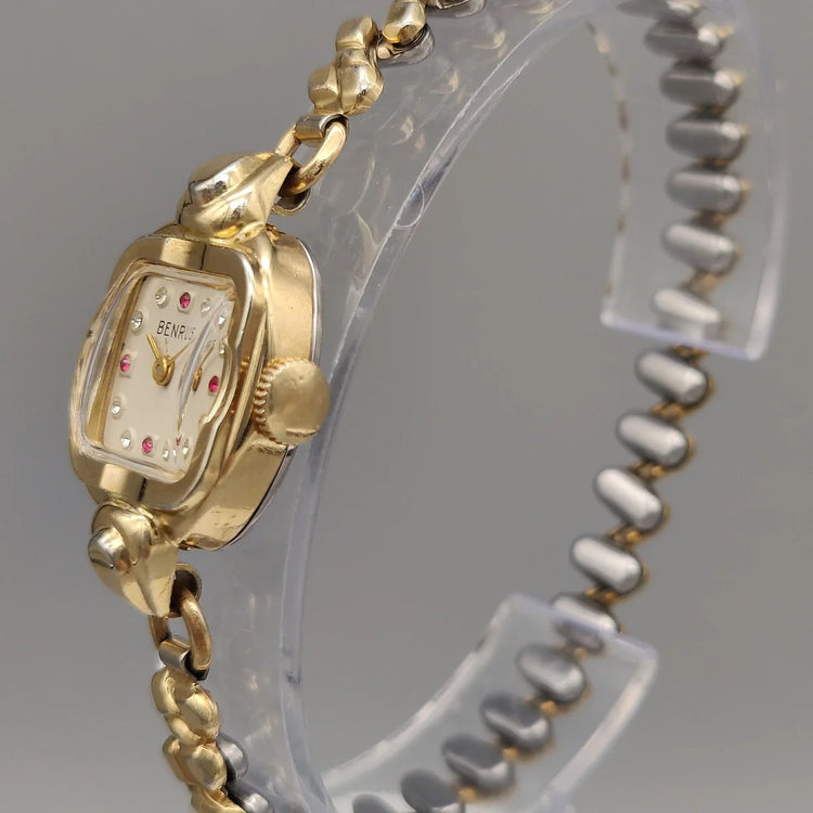 Vue détaillée de la couronne d'une montre vintage Benrus Cocktail Watch de 1955, un bijou pour femme.